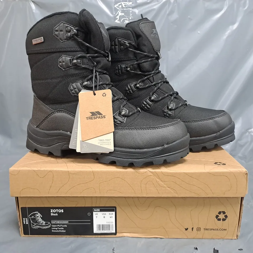 BOXED PAIR OF TRESPASS ZOTOS ANKLE BOOTS IN BLACK SIZE UK 7