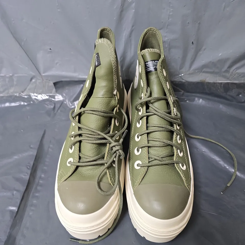 BOXED PAIR OF WOMENS CONVERSE SHOES - UK SIZE 7