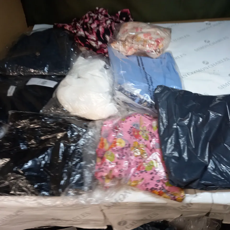 BAG OF APPROX 10 ASSORTED CLOTHING ITEMS TO INCLUDE - MAISON DE NIMES - EMELIA