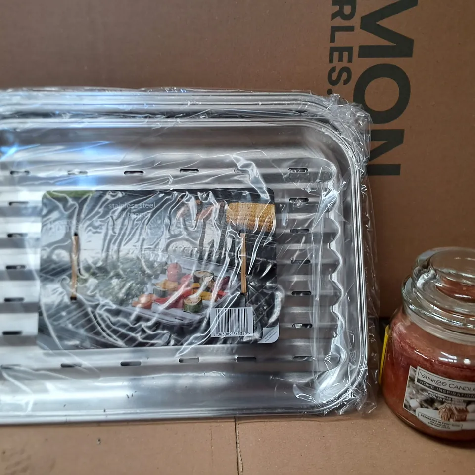 BOX OF APPROXIMATELY 20 ASSORTED ITEMS TO INCLUDE - YANKEE CANDLE GINGERBREAD HOUSE, STAINLESS STEEL GRILL TOPPER ETC - COLLECTION ONLY 