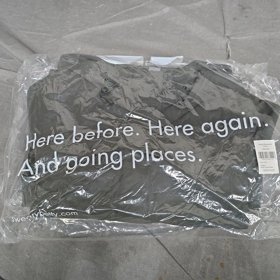 BAGGED SWEATY BETTY STRIDE WATERPROOF PARKA IN DARK FOREST GREEN - XS