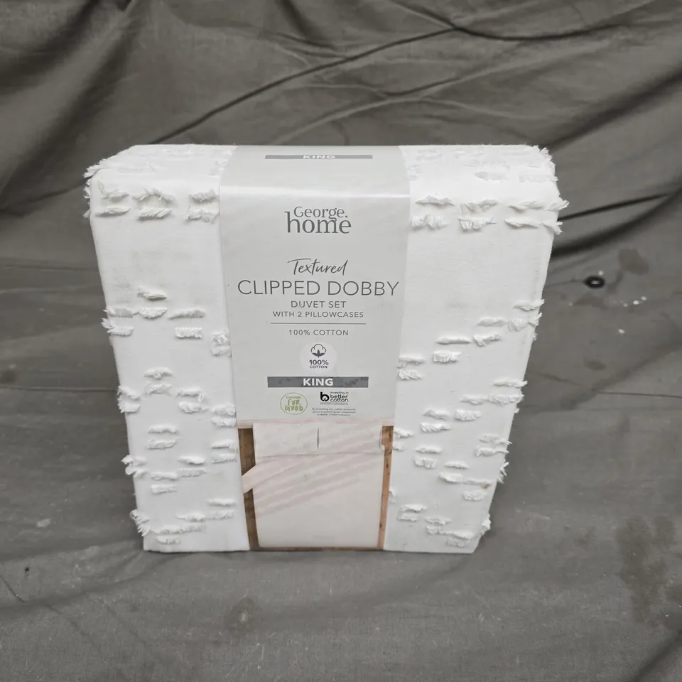 TEXTURED CLIPPED DOBBY DUVET SET IN WHITE - KING