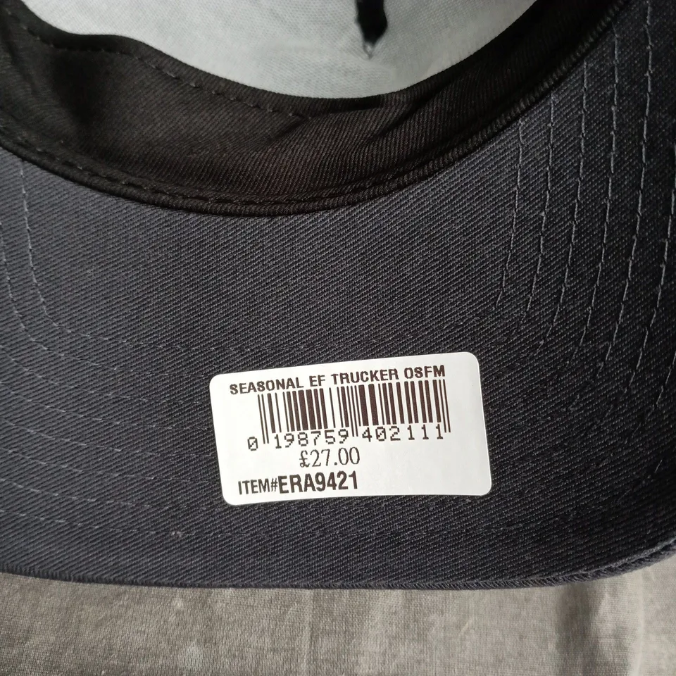 NEW ERA SEASONAL EF MANCHESTER UNITED TRUCKER CAP – NAVY WITH WHITE FRONT LOGO