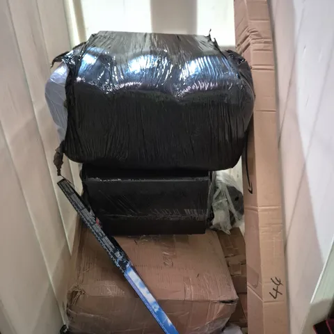 CAGE OF APPROXIMATELY 10 ASSORTED HOUSEHOLD ITEMS TO INCLUDE - WINDSCREEN WIPERS - BLUE ROLL - BAMBOO CANE - COLLECTION ONLY