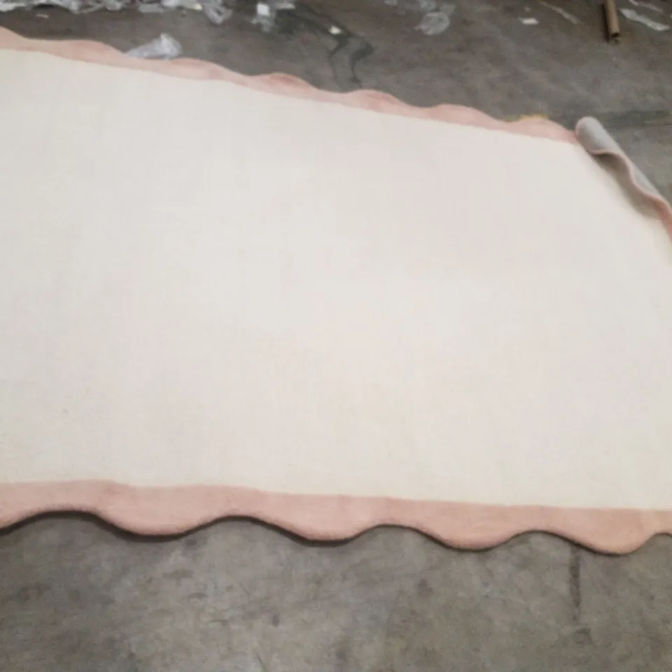 QUALITY DESIGNER AREA RUG - APPROXIMATELY 274X190M