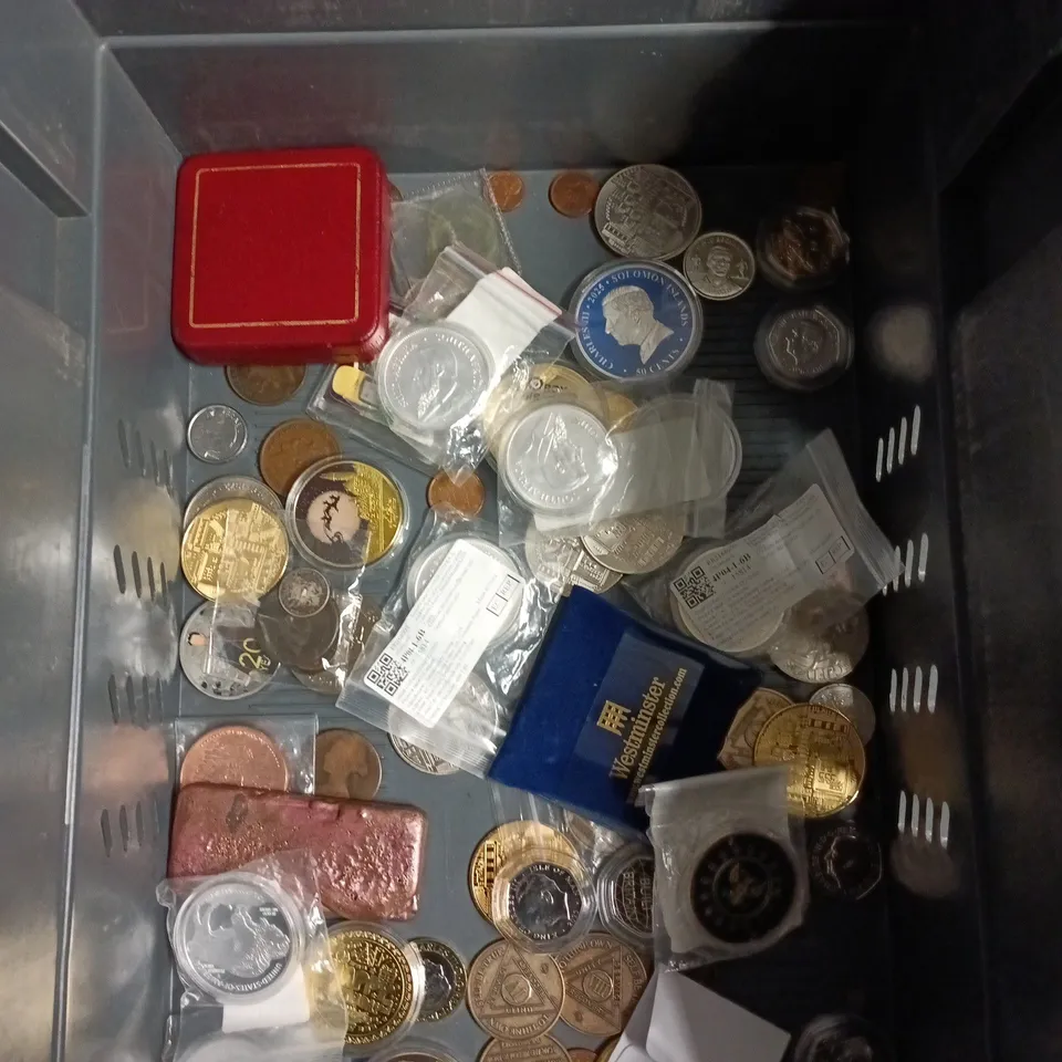 APPROXIAMTELY 30 ASSORTED COLLECTABLE & VINTAGE COINS 