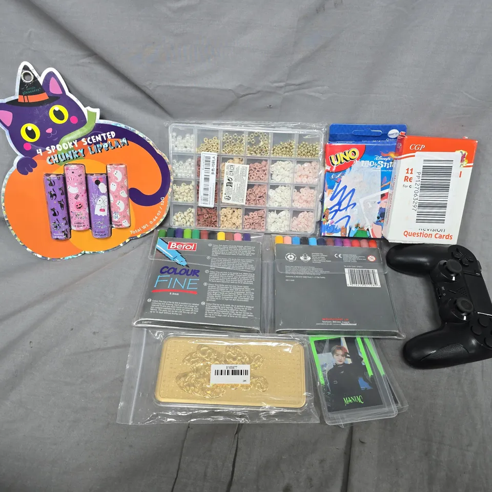 APPROXIMATELY 15 ASSORTED TOYS & GAMES PRODUCTS TO INCLUDE LILO & STITCH UNO CARD GAME,SPOOKY SCENTED LIP BALMS, BEROL COLOUR FINE PENS, ETC