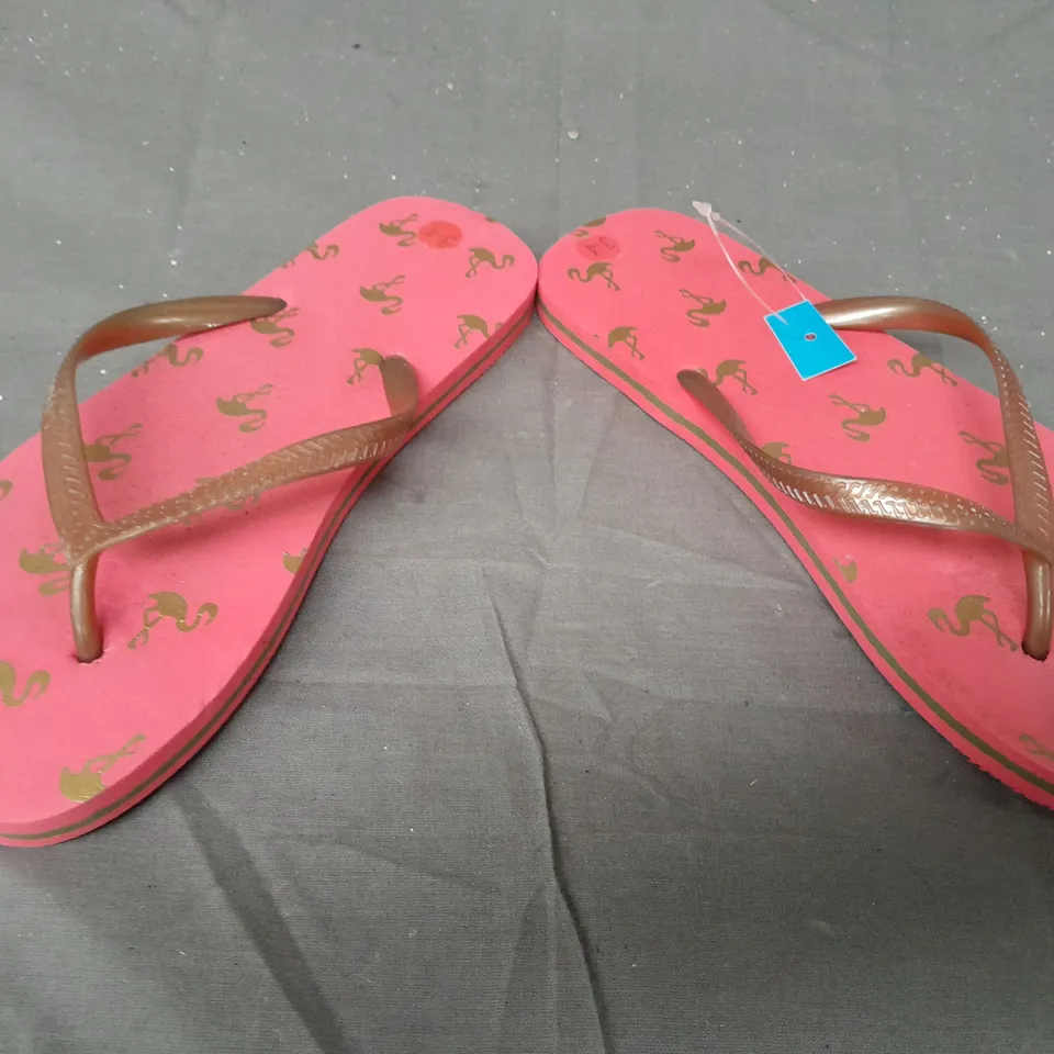 BOX OF APPROXIMATELY 20 PAIRS OF DESIGNER FLIP FLOPS IN PINK - VARIOUS SIZES