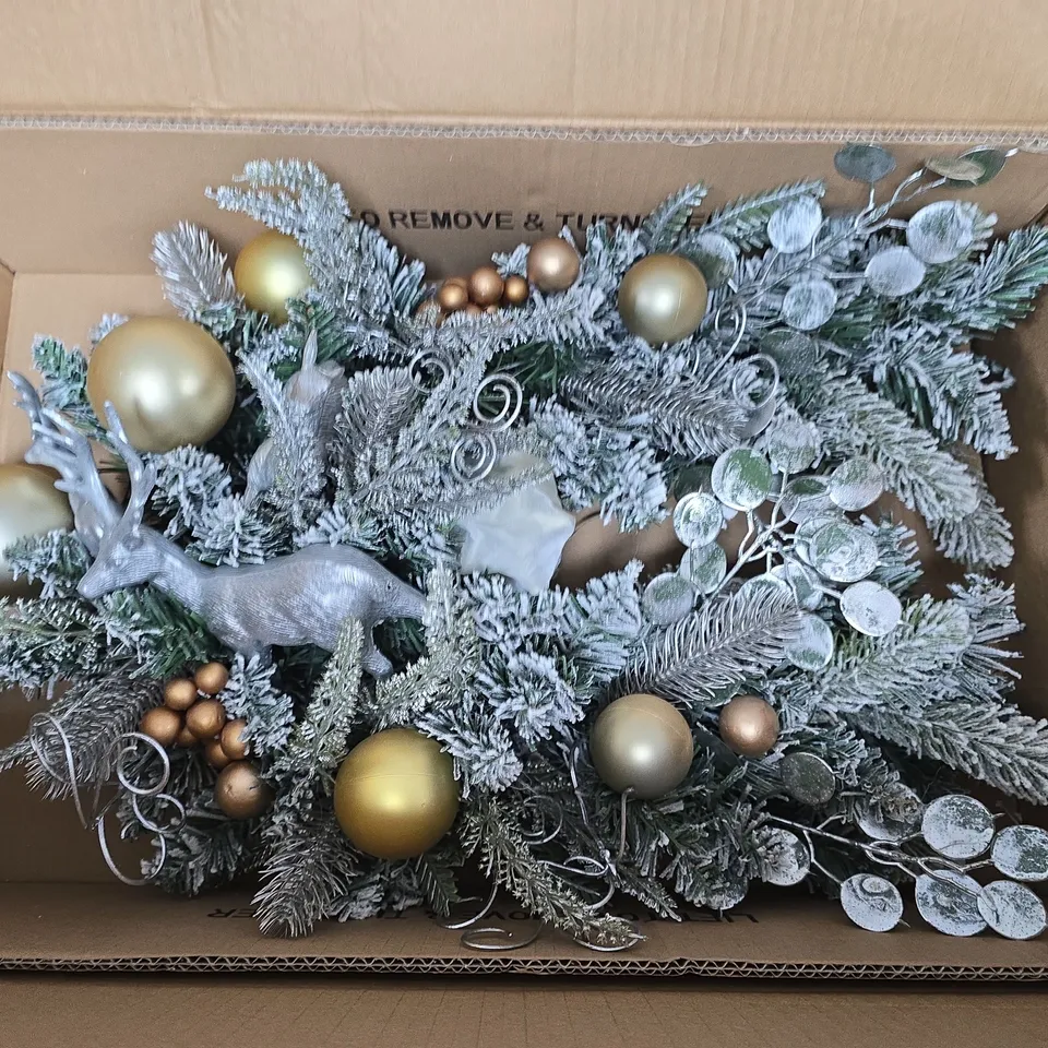 FESTIVE DEER SWAG CHRISTMAS WALL DECORATION