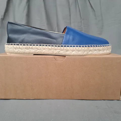 BOXED PAIR OF DRILLES TWO-TONE SLIP-ON SHOES IN BLUE/NAVY EU SIZE 43