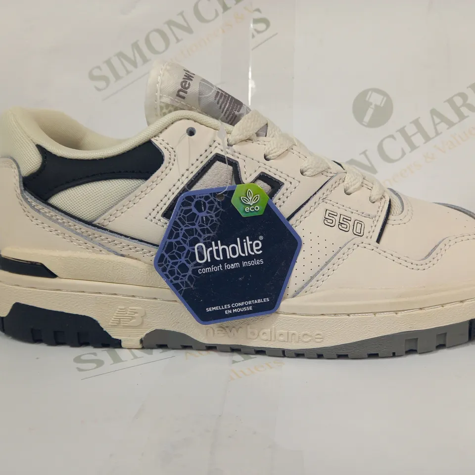 BOXED PAIR OF NEW BALANCE 550 TRAINERS IN CREAM UK SIZE 6.5