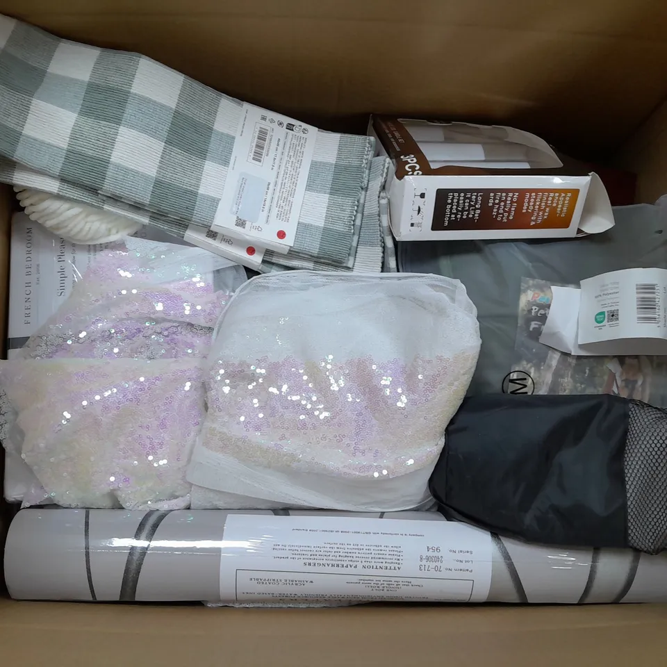 APROXIMATELY 20 ASSORTED HOUSEHOLD ITEMS TO INCLUDE BEDDING , WALLPAPER , MINI BAGS , ETC 