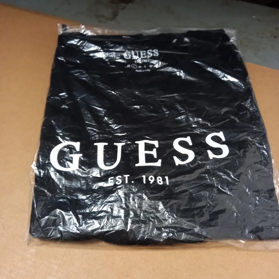 GUESS DESIGNER BLACK TSHIRT - SIZE S
