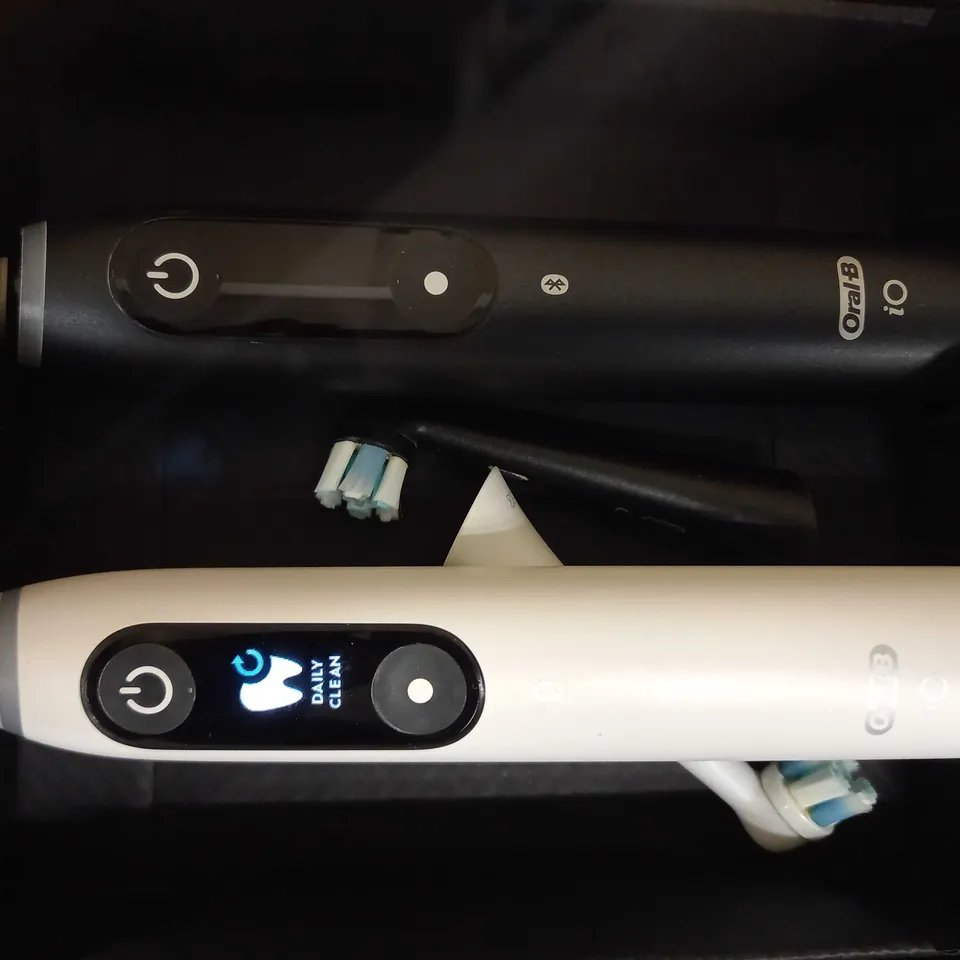 ORAL-B IO8 - ELECTRIC TOOTHBRUSH SET