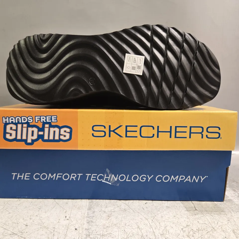 BOXED PAIR OF SKECHERS SLIP-INS SHOES IN BLACK SIZE UK 8