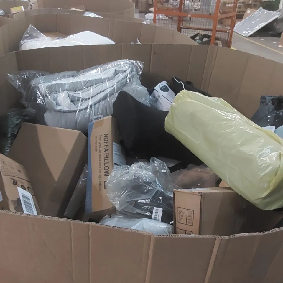 PALLET CONTAINING A VERY LARGE QUANTITY OF ASSORTED PILLOWS AND RELATED BEDDING/COMFORT PRODUCTS ECT