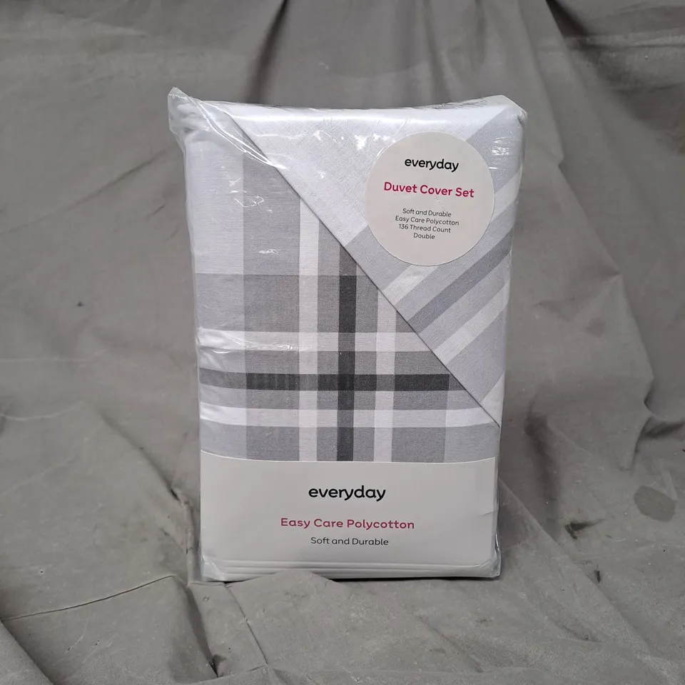 BAGGED EVERYDAY DUVET COVER SET IN BLACK/WHITE - DOUBLE