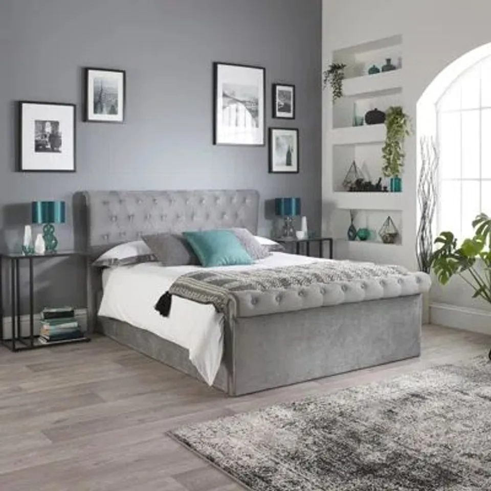 BOXED CHESTERFIELD OTTOMAN STORAGE BED IN GREY VELVET // SIZE: 6FT SUPERKING (2 BOXES)