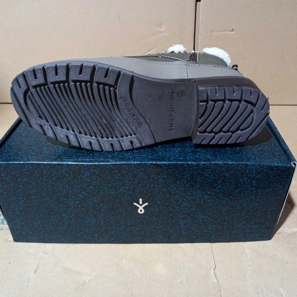 BOXED PAUR OF EMU OKAB FAUX LEATHER BOOTS IN DARK OLIVE UK SIZE 5