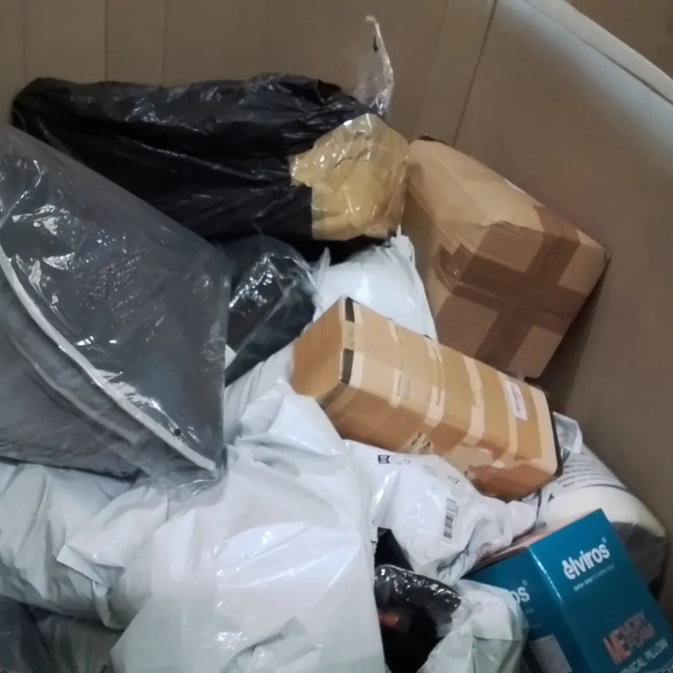 PALLET CONTAINING A LARGE QUANTITY OF PILLOWS 