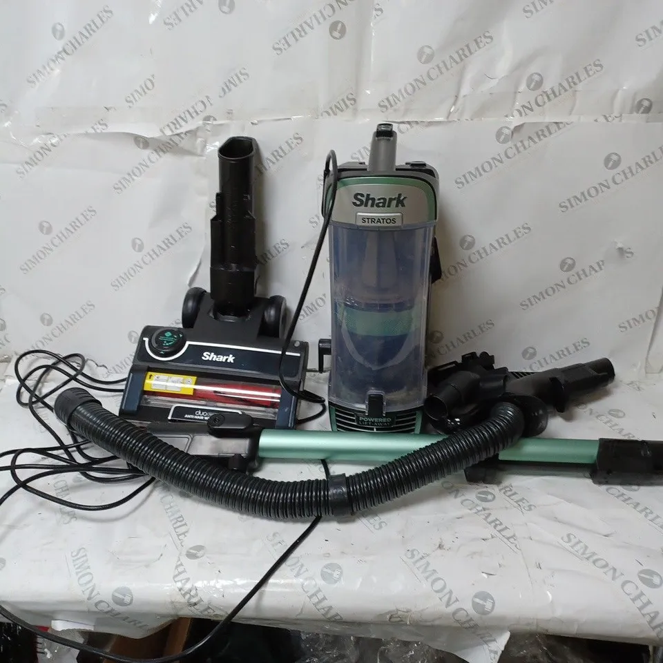 BOXED SHARK STRATOS UPRIGHT VACUUM CLEANER WITH PET-TOOL & CAR KIT NZ860UK