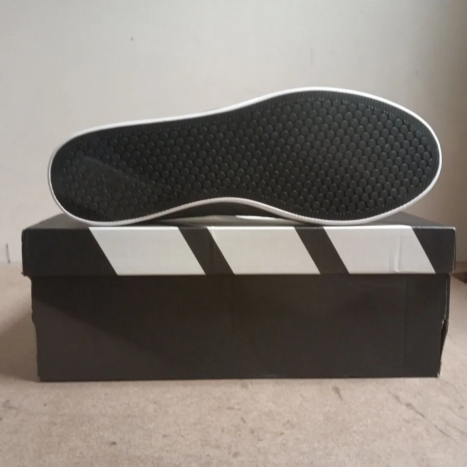 BOXED PAIR OF ADIDAS VS PACE 2.0 TRAINERS IN GREY/BLACK SIZE UK 10