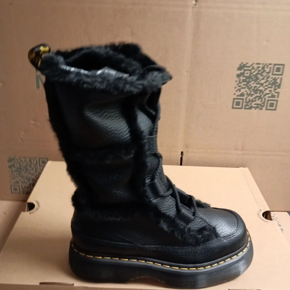 BOXED PAIR OF DR. MARTENS BUXX LACE BOOTS - UK SIZE 6.5