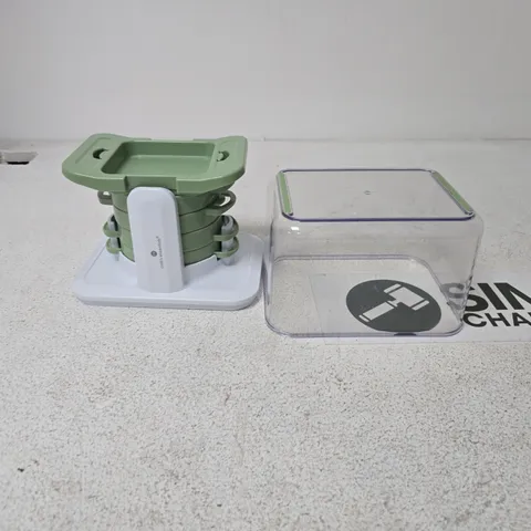 GREEN AND WHITE HANDHELD KITCHEN GADGET WITH CIRCULAR GRID CUTTER