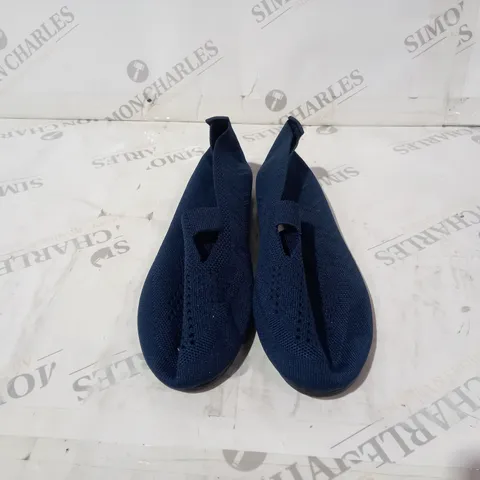 BLUE PUMPS SIZE 38