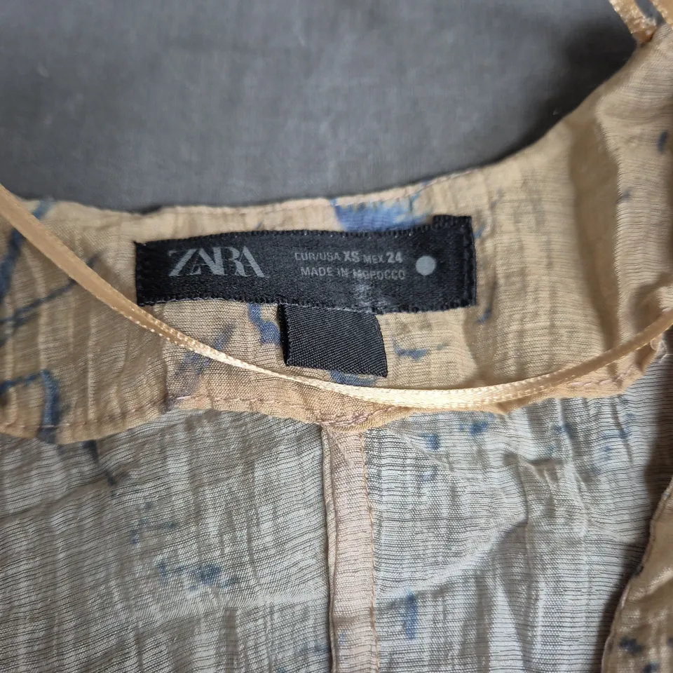 ZARA BEIGE FLORAL DRESS WITH SMOCKED BODICE – MADE IN MEXICO (MEX 24) .