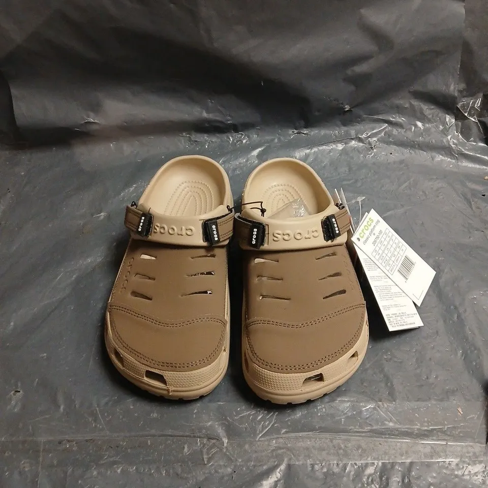 CROCS SANDALS – TAN – MEN’S FOOTWEAR M8 UNBOXED