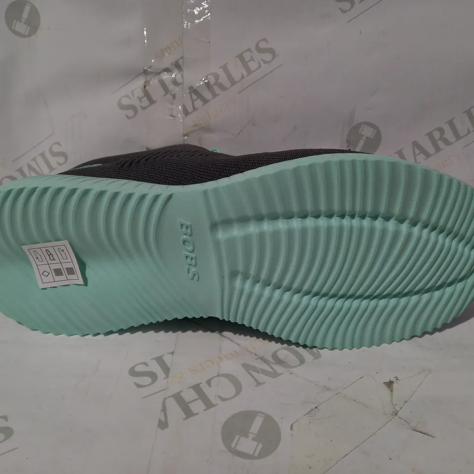 BOXED PAIR OF SKECHERS BOBS SQUAD SUMMER HAZE ENGINEERED KNIT LACE TRAINERS UK SIZE 5
