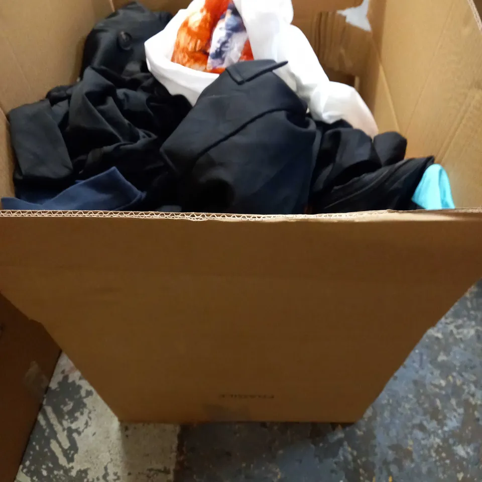 LOT OF APPROX 25 ASSORTED CLOTHING ITEMS VARYING IN SIZE/COLOUR/STYLE TO INCLUDE: TROUSERS, SKIRTS, TOPS
