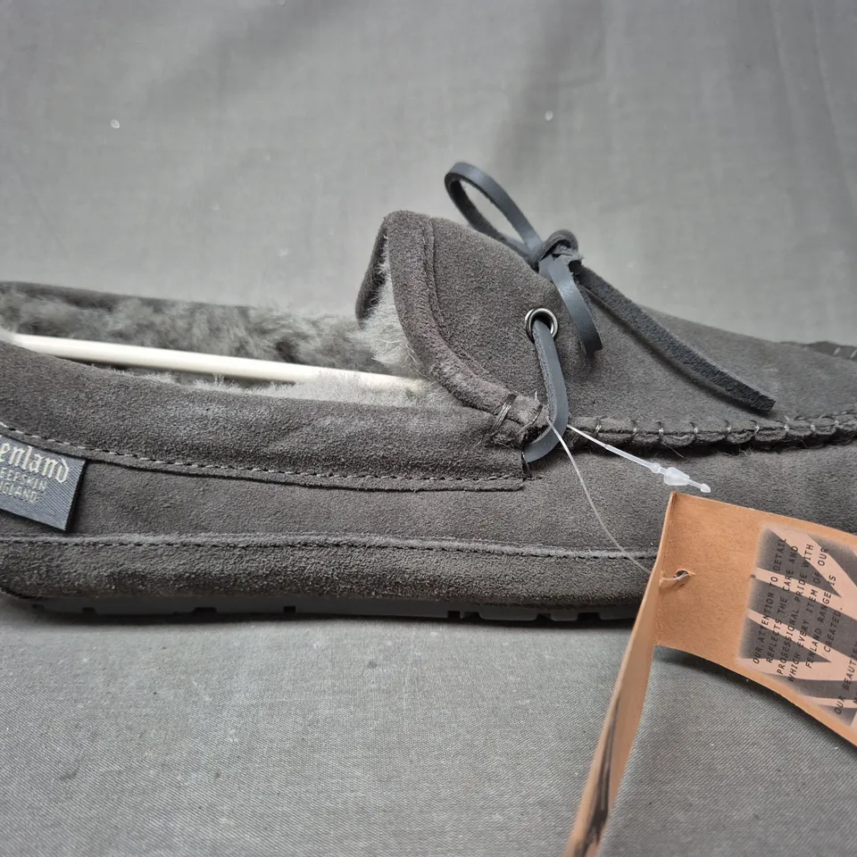 BOXED PAIR OF FENLAND MEN'S MOCCASIN CLASSIC SCRUFF SLIPPERS IN GREY SIZE 9/10