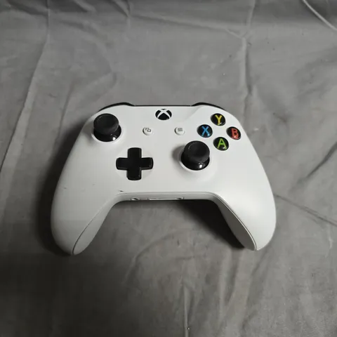 XBOX WIRELESS CONTROLLER (WHITE)