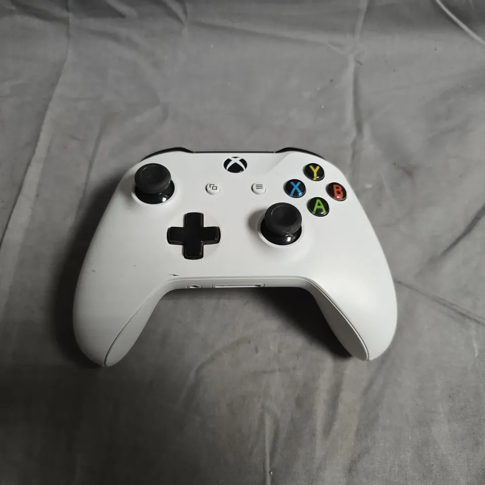 XBOX WIRELESS CONTROLLER (WHITE)