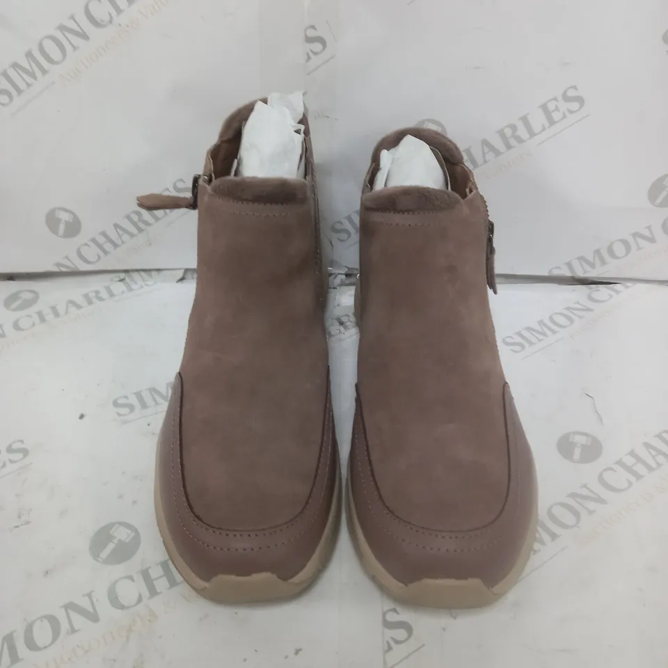 SKETCHERS ARCHFIT SMOOTH ZIP BOOT MUSHROOM COLOUR SIZE 5