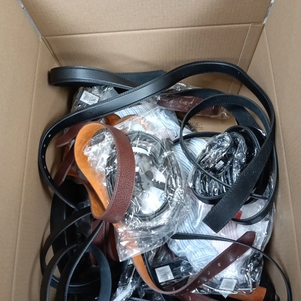 BOX OF APPROXIMATELY 30 ASSORTED CLOTHING ITEMS OF VARIOUS SIZES AND STYLES