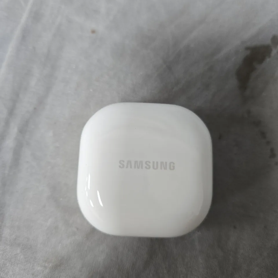 SAMSUNG WIRELESS EARBUDS IN WHITE CHARGING CASE