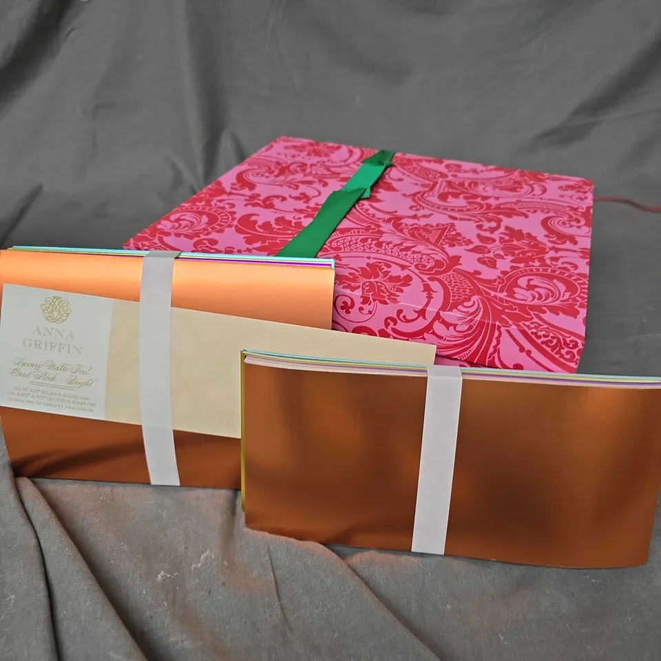 APPROXIMATELY 10 ASSORTED HOMEWARE PRODUCTS TO INCLUDE CHRISTMAS CARD MAKING SET, HOME DÉCOR ETC 