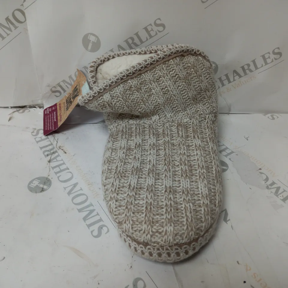 PAIR OF MUK LUKS LEIGH SLIPPER BOOTS TAN MEDIUM (SIZE 5-6)