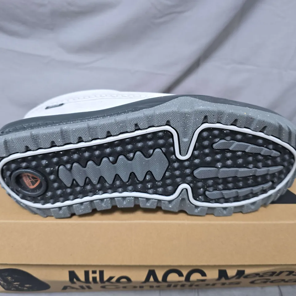 BOXED PAIR OF NIKE ACG IZY SHOES IN WHITE - UK 9