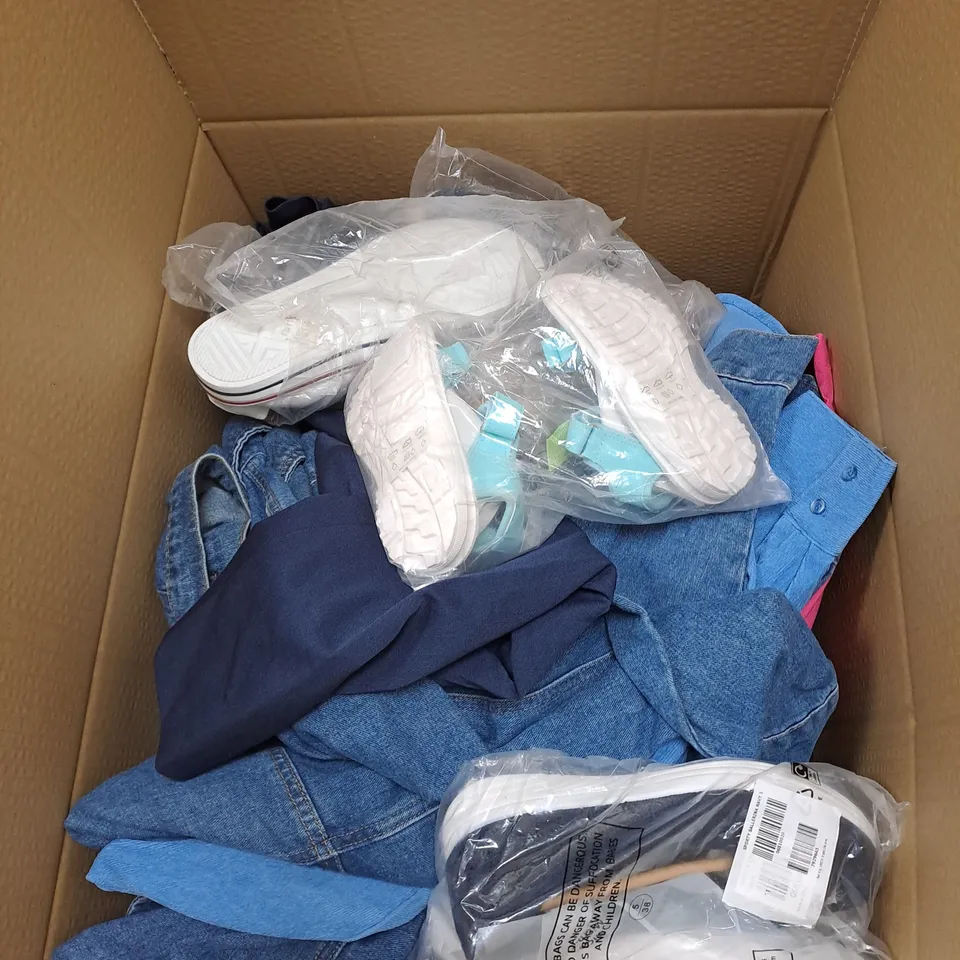 LARGE BOX OF APPROXIMATELY 25 ASSORTED CLOTHING ITEMS AND SHOES