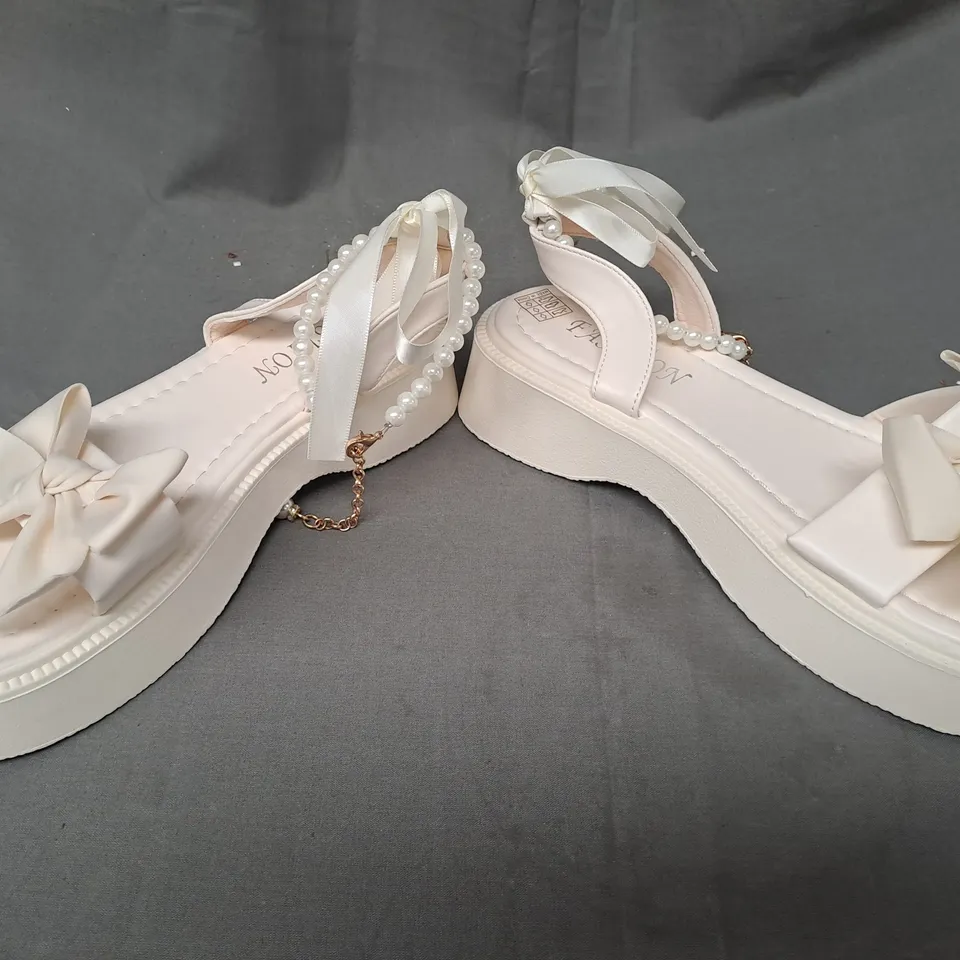 BOXED PAIR OF FASHION OPEN TOE PLATFORM SANDALS IN CREAM/PALE PINK W. PEARL EFFECT AND BOW DETAIL EU SIZE 38