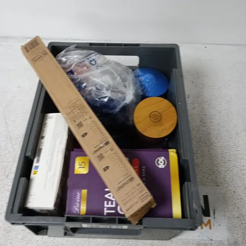 BOX CONTAINING A MIX OF APPROXIMATELY 15 ASSORTED ITEMS INCLUDING CANDLES, LIGHTING ETC.