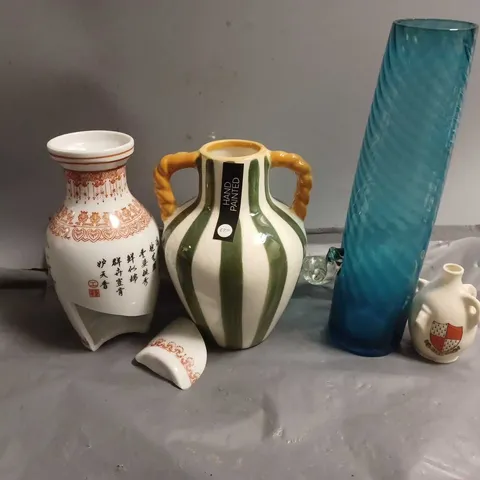 APPROXIMATELY 5 ASSORTED ITEMS TO INCLUDE - GLASSES TINTED BLUE VASE , CHINESE BOTTLE , HAND PAINTED VASE ETC