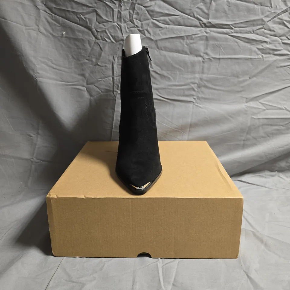 BOXED PAIR OF V BY VERY WOMENS POINTED TOE BLOCK HEEL BOOTS IN BLACK SIZE 5