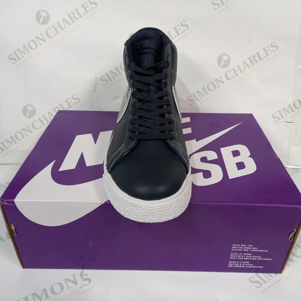 BOXED PAIR OF NIKE ZOOM BLAZER MID MS QS SHOES IN NAVY/GREY UK SIZE 8.5