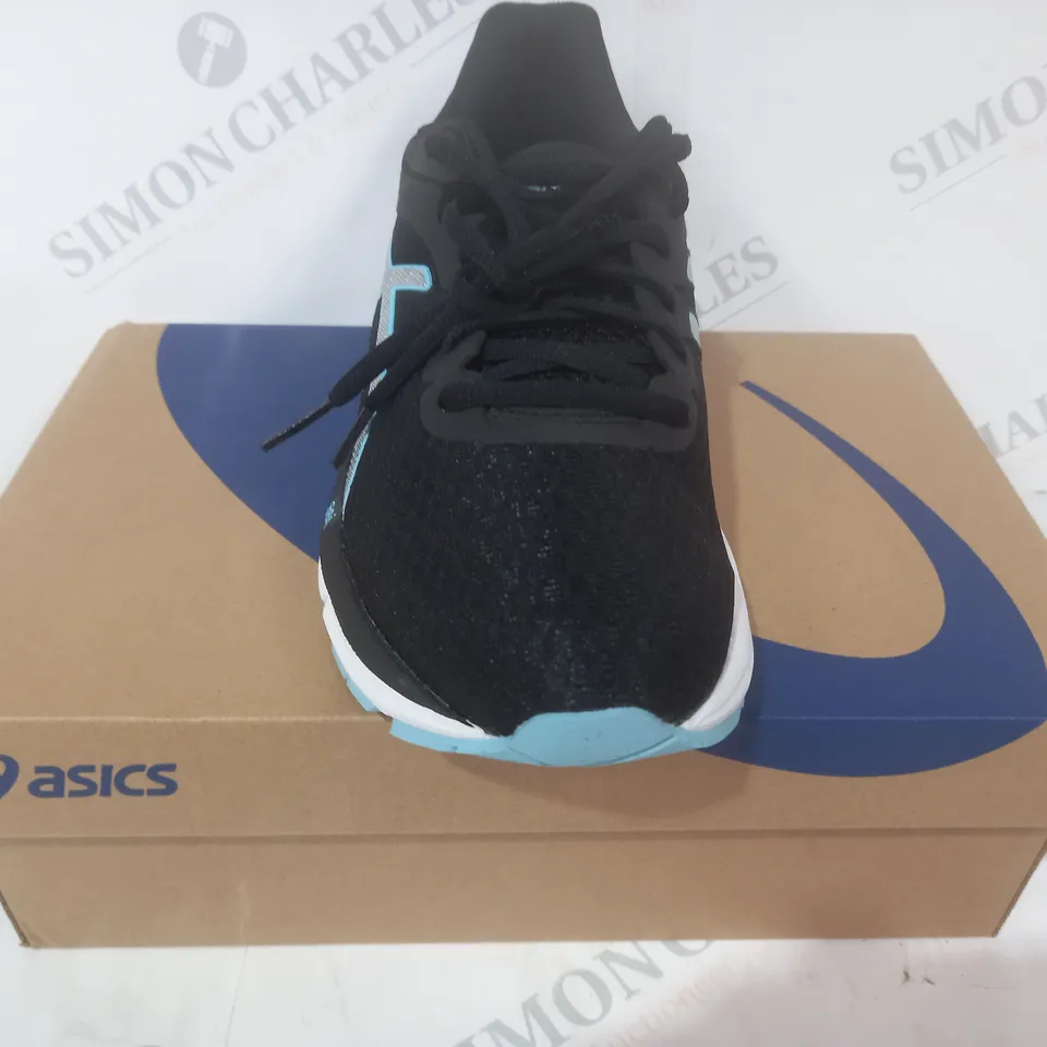 BOXED PAIR OF ASICS GEL-PHOENIX 10 TRAINERS IN BLACK/METALLIC SILVER/CYAN UK SIZE 5