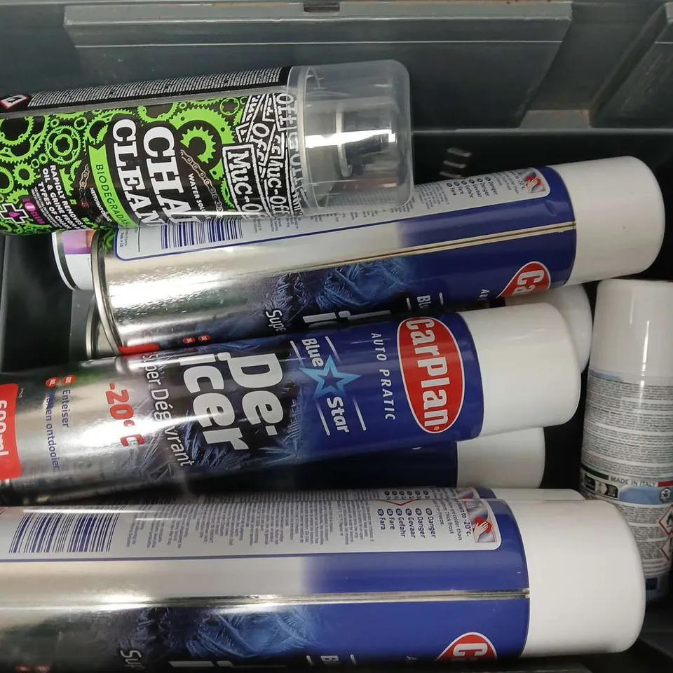 APPROXIMATELY 8 ASSORTED AEROSOLS TO INCLUDE CAR PLAN DE-ICER (600ml), RC MAGIC CLEANER (200ml), MUC OFF CHAIN CLEANER (400ml), ETC - COLLECTION ONLY